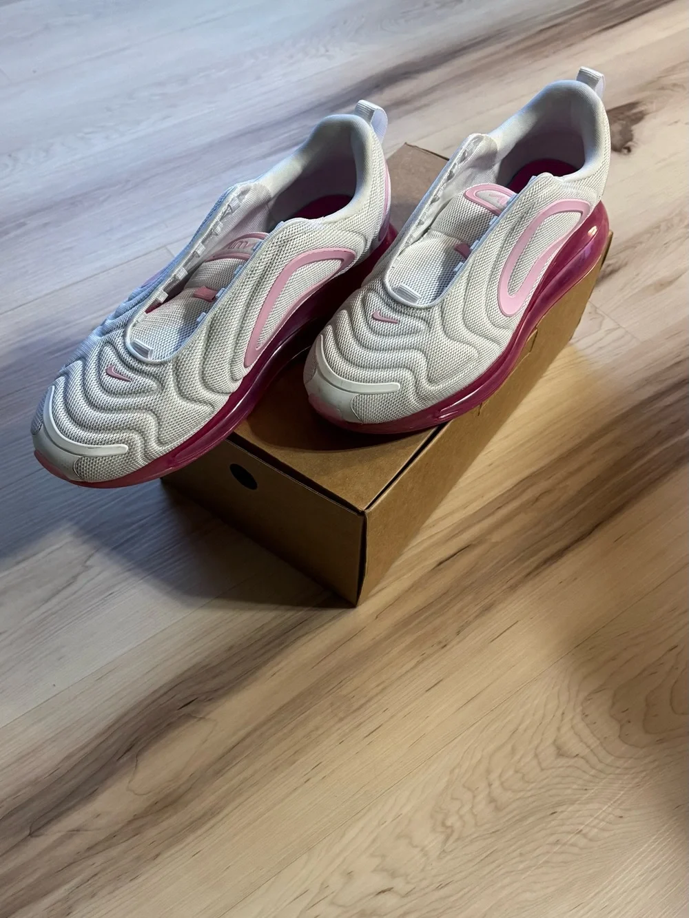 Nike Air Max 720 Pink Rise Sneakers